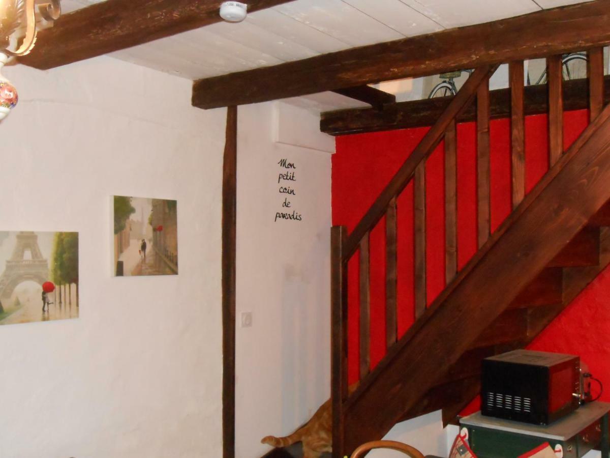 Chat Noir Gite Et Chambre D'Hotes Genouille  Екстер'єр фото
