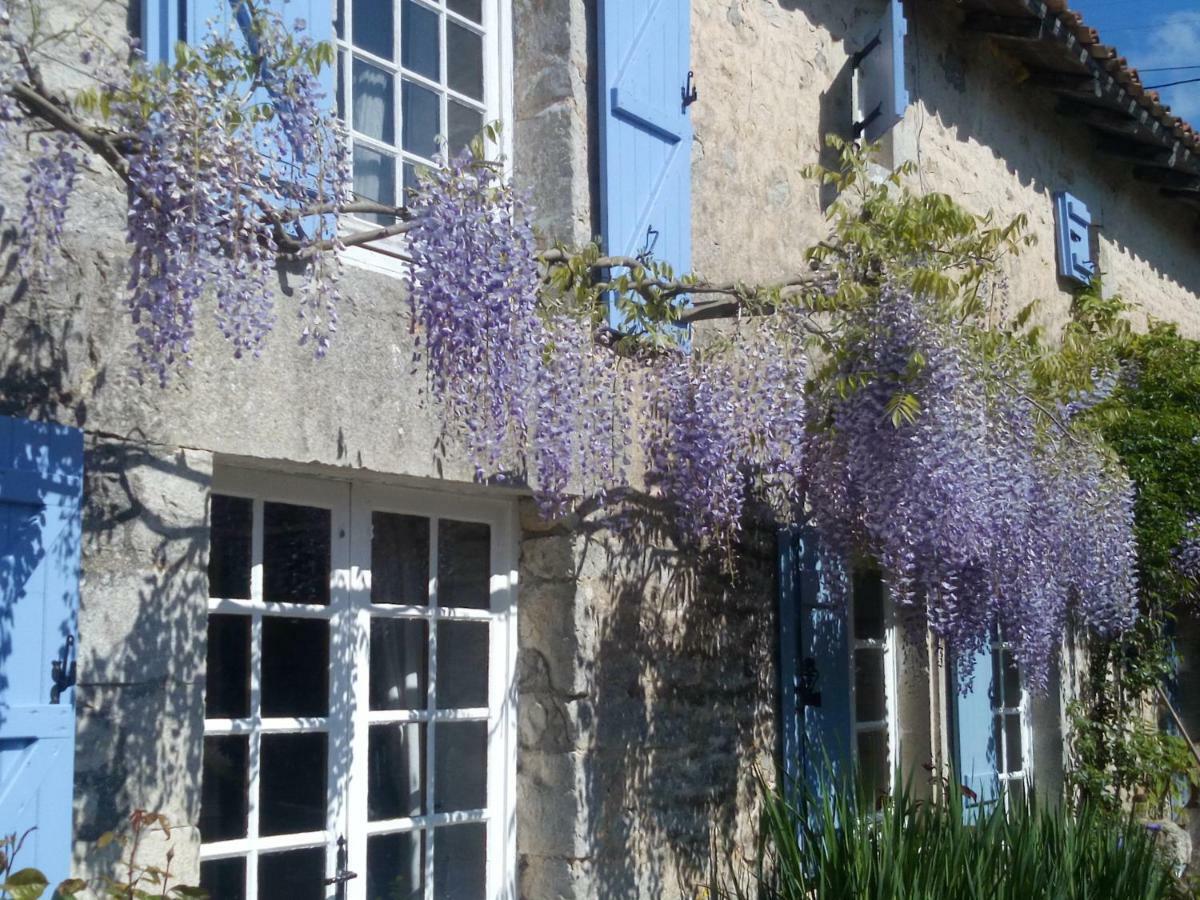 Chat Noir Gite Et Chambre D'Hotes Genouille  Екстер'єр фото
